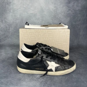Golden Goose Superstar  - Skick: 8/10, inga defekter. | Ingår: Skor, dustbag, kort och kvitto. | Nypris: +- 6000 SEK. | Ni hittar mer på TheGrandCloset.com.