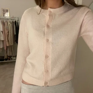 Stickad kofta - Superfin ljusrosa stickad kofta från H&M i storlek S