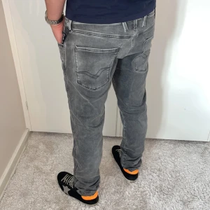 Replay anbass jeans   - Replay Jeans | skick 9/10 | Storlek 33/32 | Modellen är ca 178cm lång | Hör av dig vid minsta fråga eller fundering!!