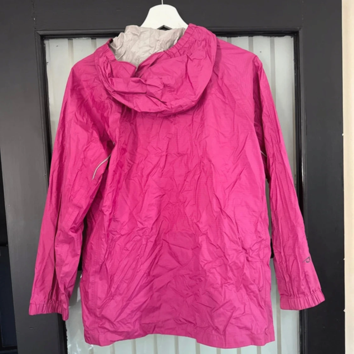 Rosa vindjacka från Marmot med huva - 1