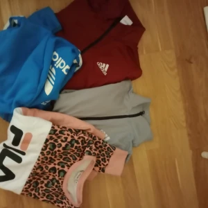 Klädpaket.Adidas/Fila (nya)  - Adidas tröjor helt nya,str S .Supercool sweatshirt från Fila med leopardmönster i rosa och svart, vita detaljer och stor logga framtill.str M Tröjan har ribbade muddar och rund hals. Perfekt för dig som vill sticka ut med en trendig och bekväm stil.