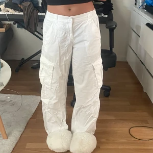 Low cargobyxor - Så fin cargobyxa med stora fickor på sidorna. Har en elastisk midja bak och har knappt använts 🪷🪷