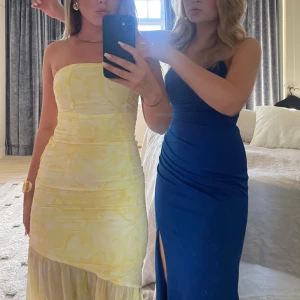 Bandeau klänning från Adoore - Säljer min så fina klänning från adoore som nu är slutsåld. Jag använde min som balklänning men den passar så bra till midsommar osv. Köpte klänningen för 1799💕