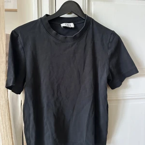 Svart t-shirt från COS, storlek S - Svart t-shirt från COS i storlek S. Bra skick, använt få gånger 
