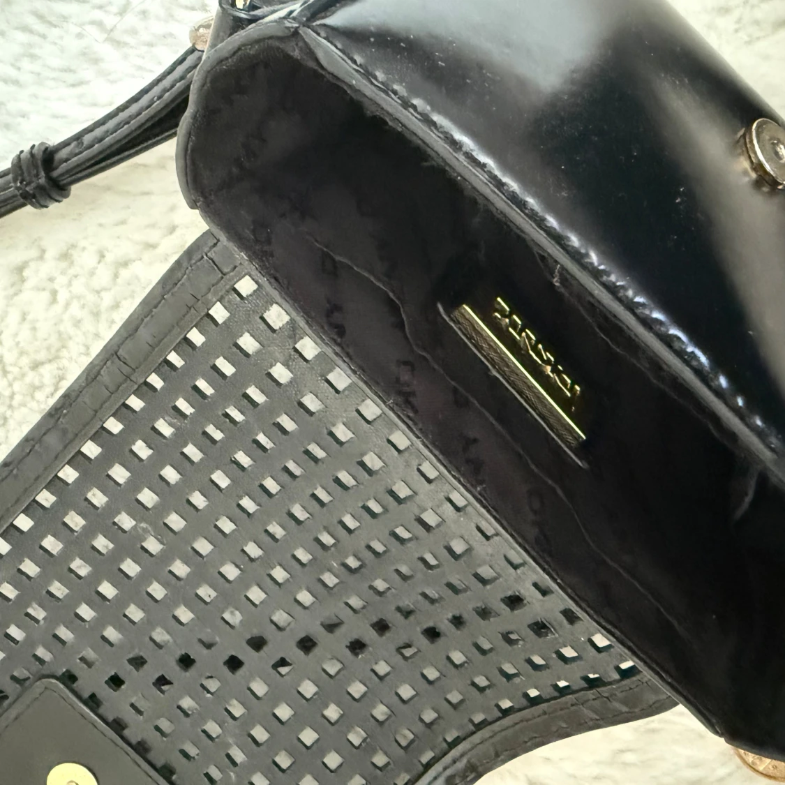 Svart vintage axelremlväska från DKNY i gländigskinn - 2