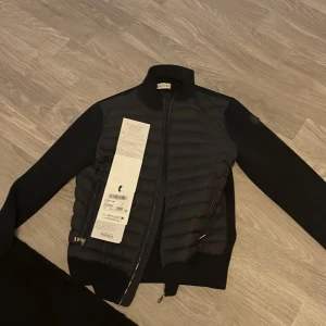 Svart Moncler cardigan - ny pris är 12499 den är så got som ny 10/10 på skick. Kom med bud skambud undanbes