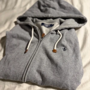 Morris zip hoodie - Tjenare säljer min Morris hoodie ja köpte för inte så längesen, tycker den är för stor för mig. Brukar bära storlek S och denna va M så sitter för pösigt på mig. Hör av er vid frågor. Skicket är nyskick har inte skador eller tecken på användning, nypris ca 1000kr