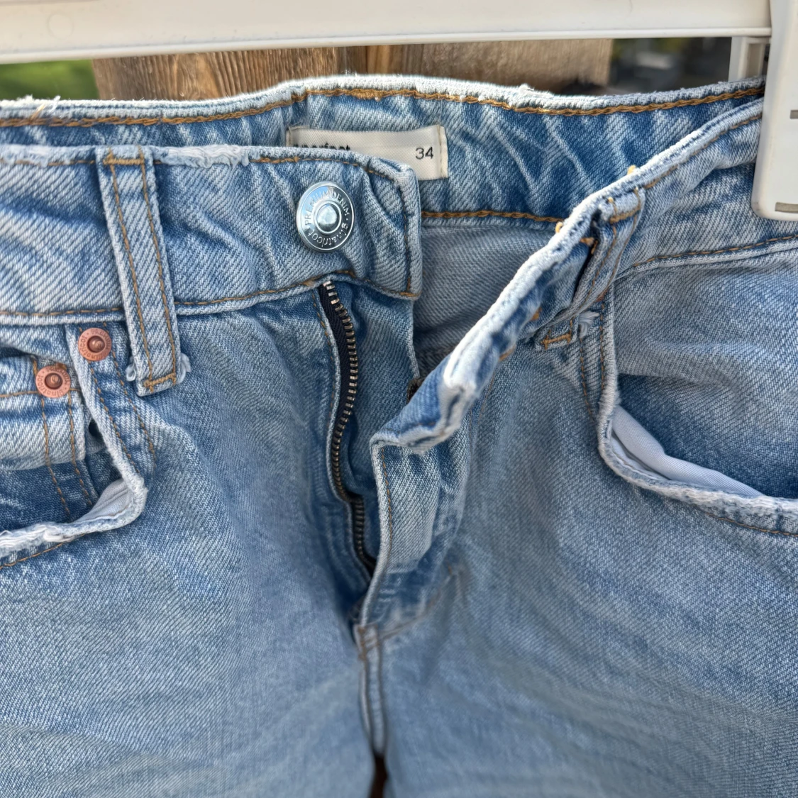 Ljusblå high waist jeans från Gina Tricot  - 2