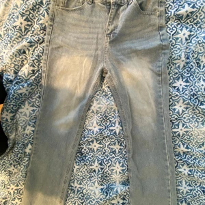 Ljusblå flared Zara jeans  - Säljer ett par ljusblå jeans jeans från Zara som är flared. De var för små för mig runt låren, så om dina ben är vältränade kommer de inte passa jättebra. Helt oanvända, då de inte passade, för mer frågor skriv i dm.