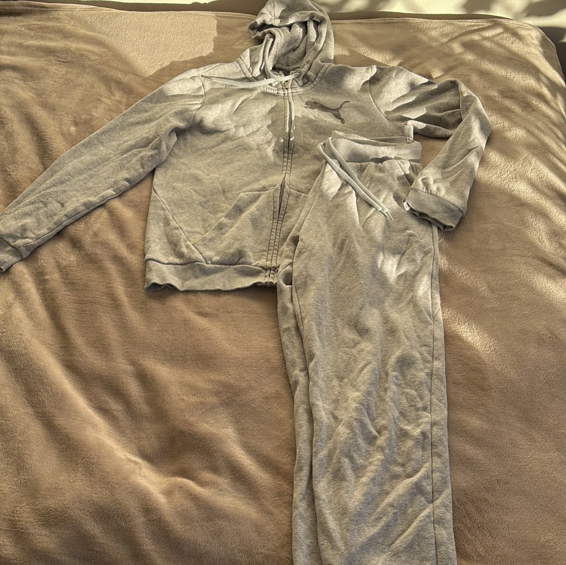 Grå mjukisbyxor från Puma