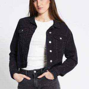 Svart jeansjacka med silverknappar - Säljer en svart jeansjacka med klassisk krage och silverfärgade knappar framtill. Jackan har två bröstfickor med lock och knapp samt raka ärmar. Perfekt till vardags för en cool och tidlös look. Från lager 157 i modellen Own💕Använd sparsamt så i väldigt fint skick💕