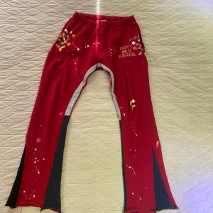 Gallery Dept byxor - Feta röda byxor från Gallery Dept i nytt skick storlek M.