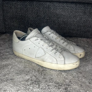 Philippe model - Philippe model!! | Säljer dessa supersnygga Philippe model skor 💫 | Skorna är i strl 43, endast skor medföljer | Skorna är 8,5/10 skick och sparsamt använda 🌟| Nypris - ca 3200 sek | klassiska Philippe model med sina snygga slitage| Pris kan diskuteras vid snabb affär!! 💸 | För flera bilder eller frågor så är det bara att kontakta mig, skriv gärna till mig innan ni köper! 📩