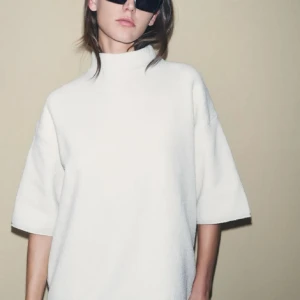 polotröja med trekvartsärm från Zara - Säljer en trendig och slutsåld oversized vit polotröja från Zara med korta ärmar och hög krage. Använd kanske 3-4 gånger