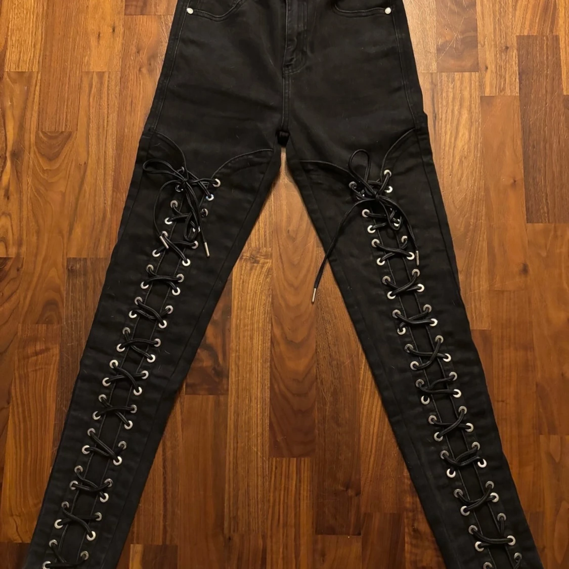 Svarta jeans med snörning från Manière De Voir