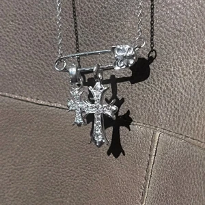 Rebel Double Cross Necklace - Cirka 50 cm