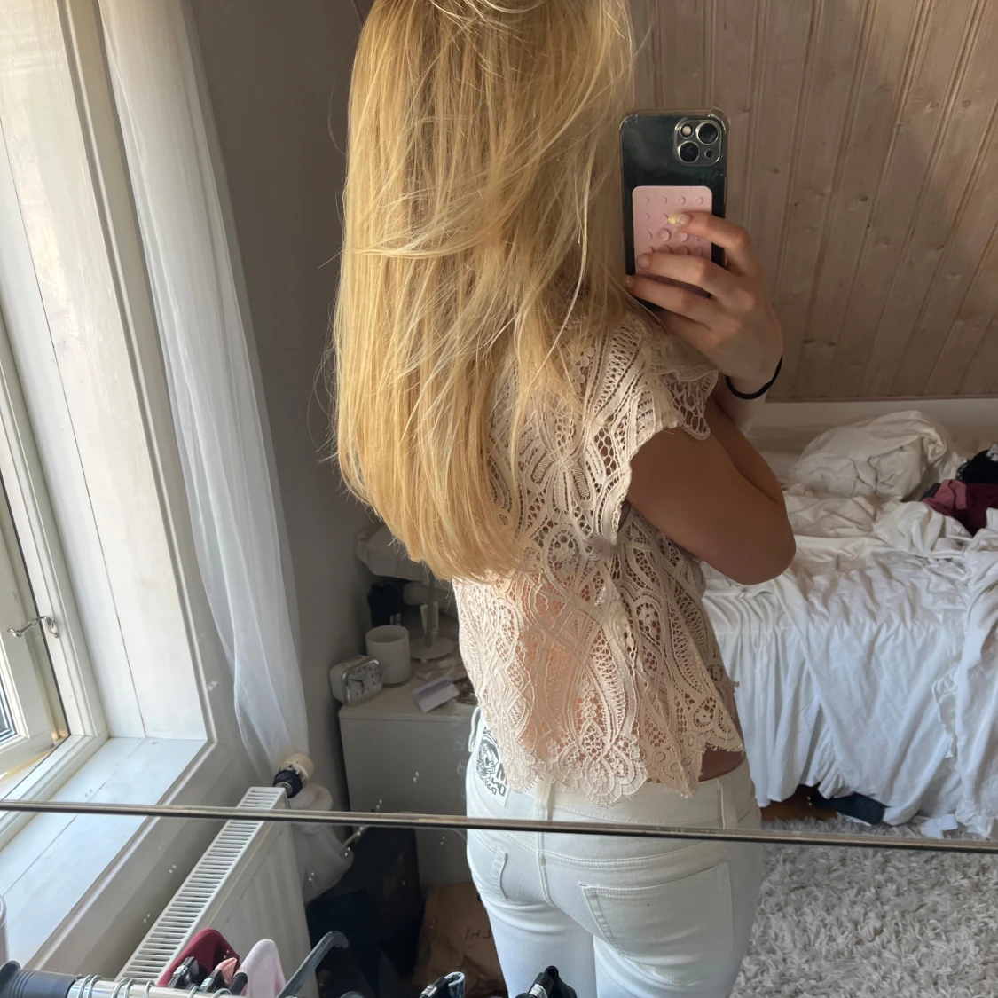 Beige spetsblus med volangdetaljer - 2