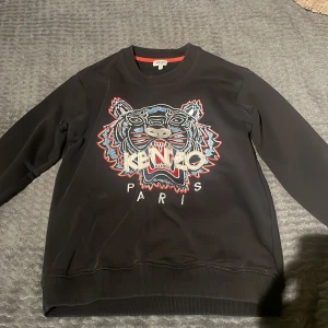 Kenzo sweatshirt  - Äkta Kenzo tröja storlek s inte andvänd många gånger då den va för liten redan när jag köpte den