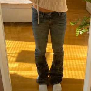 Lågmidjade jeans - Innerbenslängden är 79 och midjemåttet är 36💗 kan skicka idag!