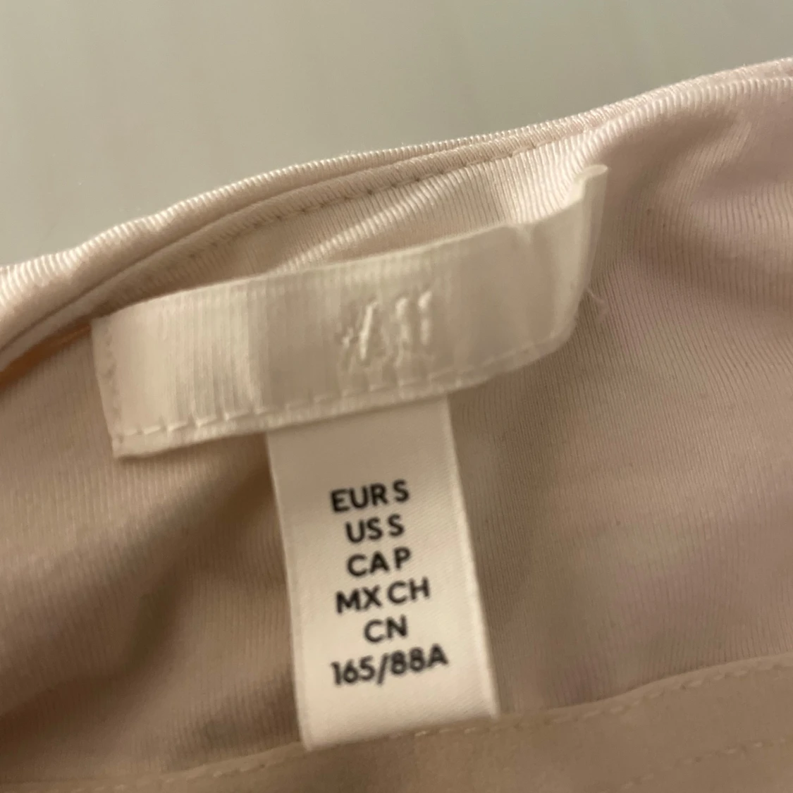 Beige linnetopp från H&M med tunna band - 2