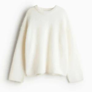Mohair tröja H&M - Supermjuk och fluffig vit stickad tröja med rund hals.   Den är nyköpt och har lappen kvar jag säljer då den aldrig har använts. Populär!! Jag brukar ja m-s men denna sitter fortfarande bra (lite oversized) på mig🥰❤️ skriv vid frågor!