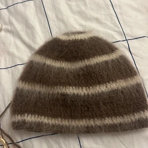 Fluffig mohair handgjord virkad mössa - Handgjord egen virkad mössa i mohair mix, oanvänd. Supermjuk och fluffig mössa i brunt och vitt. Kommer lägga upp flera egen virkade mössor inom kort, följ för att inte missa!