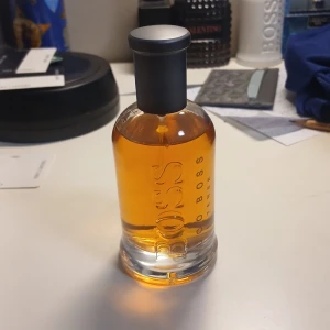 Hugo Boss Bottled Intense 100ml - Stilren och modern doft från Hugo Boss. Flaskan rymmer 100 ml och är perfekt för dig som vill sticka ut med en klassiker i samlingen. Eau de toilette-variant som passar dig som gillar att hålla det fräscht hela dagen.