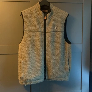 Morris väst - En grön väst från Morris Teddy modell i grön som inte går att få tag på längre. Den är i helt ny skick då den inte kom till användning.