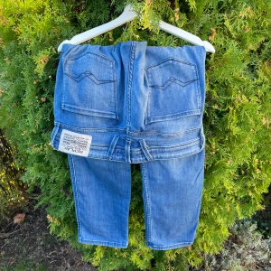 Replay Anbass blå jeans - Säljer ett par klassiska blå jeans från Replay, modell Anbass. Jeansen har fem fickor, snygga sömmar på bakfickorna och en normal passform. Tillverkade i mjukt denimtyg som är skönt att bära. Perfekta för dig som gillar stilrena och tidlösa jeans.