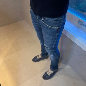 Dondup George  - Blåa Dondup George Jeans med slitningar. Mina absolut favorit jeans, som tyvärr har blivit försmå. De passar till alla tillfällen och de är allmänt goa att ha på sig. Hör gärna av er vid funderingar!