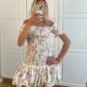 Blommig offshore klänning hm💖💖✨ - Säljer denna så trendiga klänningen som ursprungligen var i storlek L men har sytt om så nu i S, Xs