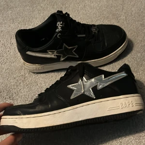 Bape skor - Säljer den pgav den är liten på mig och jag har andra sko.priset kan diskuteras👍