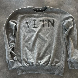Valentino Tröja - Snygg grå tröja från Valentino, mycket fint skick. Pris kan diskuteras lite, ställ alla dina frågor! 