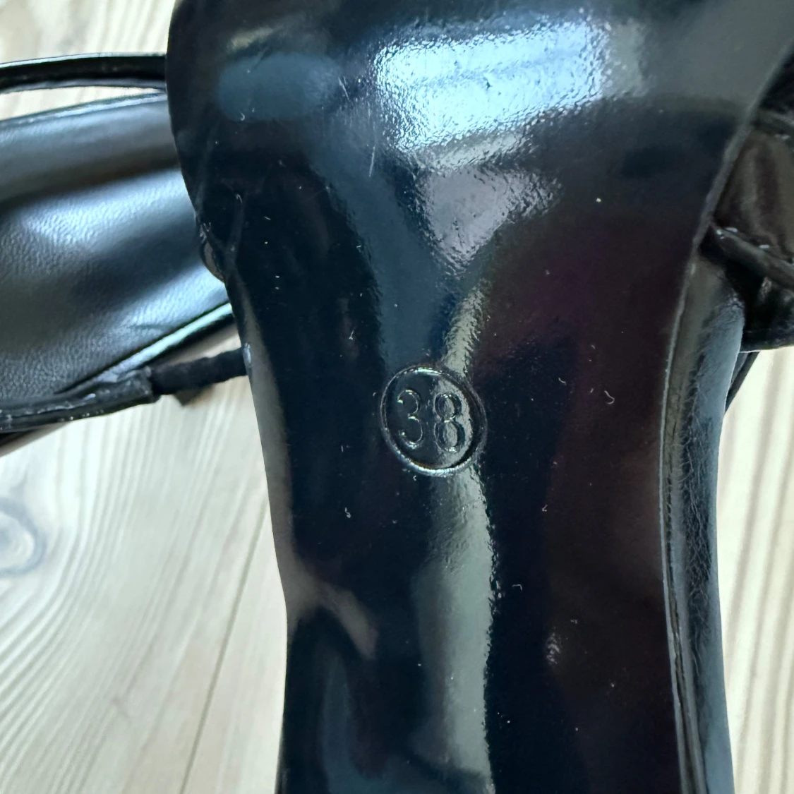 Svarta spetsiga pumps med klack - 1