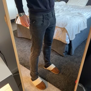 Replay anbass jeans - Säljer ett par svarta Replay jeans med skinny fit och snyggt tvättad look. Klassisk femficksmodell med Replay-logga på fickan och bak på linningen. Jeansen är i stretchigt denim som sitter tajt och bekvämt hela vägen ner.
