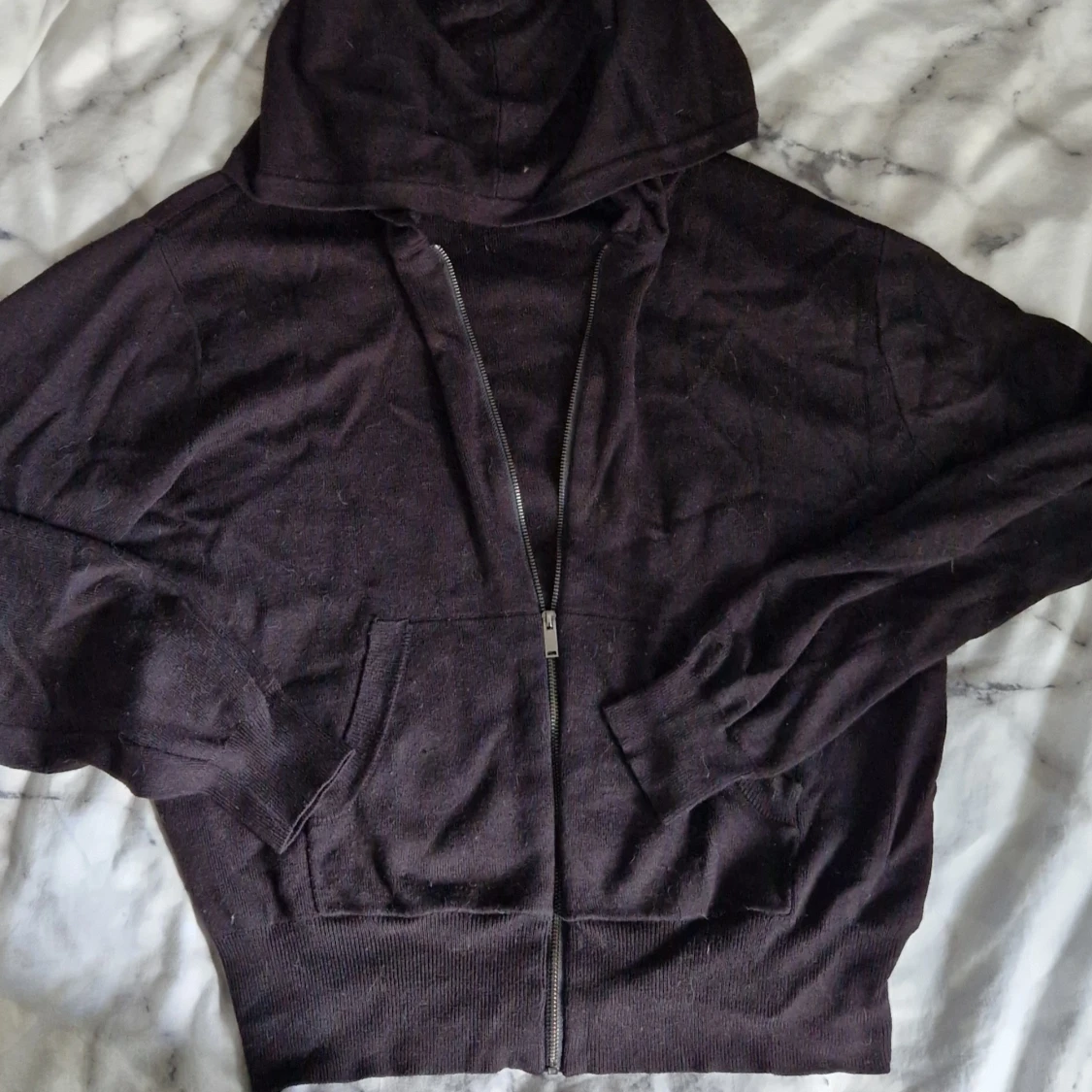 Svart hoodie med dragkedja - 1