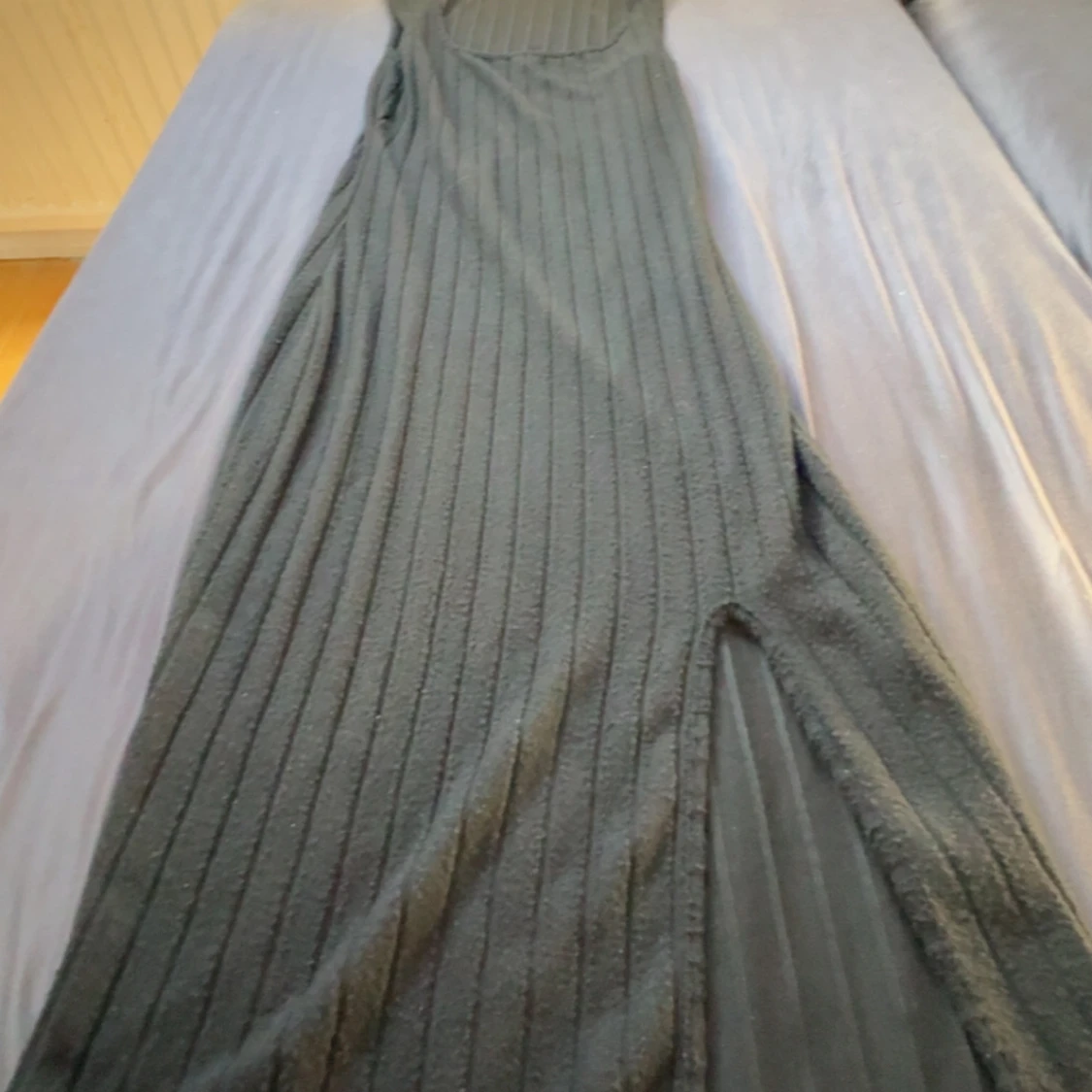 Svart ribbad långklänning med slits