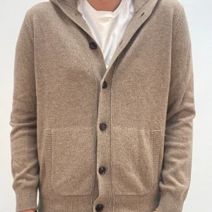 Beige kofta med huva och knappar - Mysig beige kofta med huva och knäppning framtill. Tröjan har två stora fickor, ribbade muddar och är tillverkad i ett stickat material som känns både mjukt och varmt. Perfekt för lager-på-lager och chill dagar.