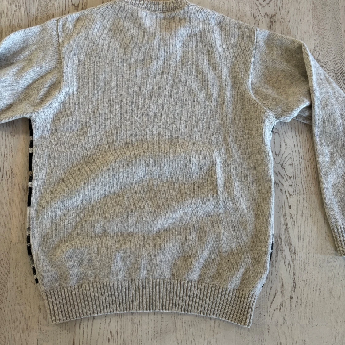 Grå stickad tröja med grafiskt mönster - 1