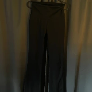 Svarta vida träningsbyxor - Svarta träningsbyxor med vida ben. Byxorna är tillverkade i ett stretchigt syntetmaterial som ger en bekväm passform. Perfekta för dig som gillar en loose och avslappnad stil när du tränar. Jätte fina men säljs för att dom inte kommer till användning. Kontakta för egna bilder.