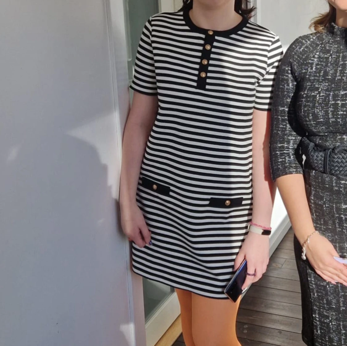 Randig kortklänning med guldknappar - 1