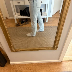 Ljusblå raka jeans från Bershka - Säljer ett par ljusblå jeans från Bershka i rak modell. Jeansen har klassisk femficksdesign, bälteshällor och dragkedjegylf. Materialet är jeans i bomull och passformen är normal med hög midja. Perfekta för en avslappnad och trendig look.