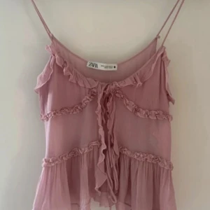Rosa volangtopp från Zara - Supersöt rosa linnetopp från Zara med tunna axelband, volangdetaljer och knyt framtill. Storlek S 💕