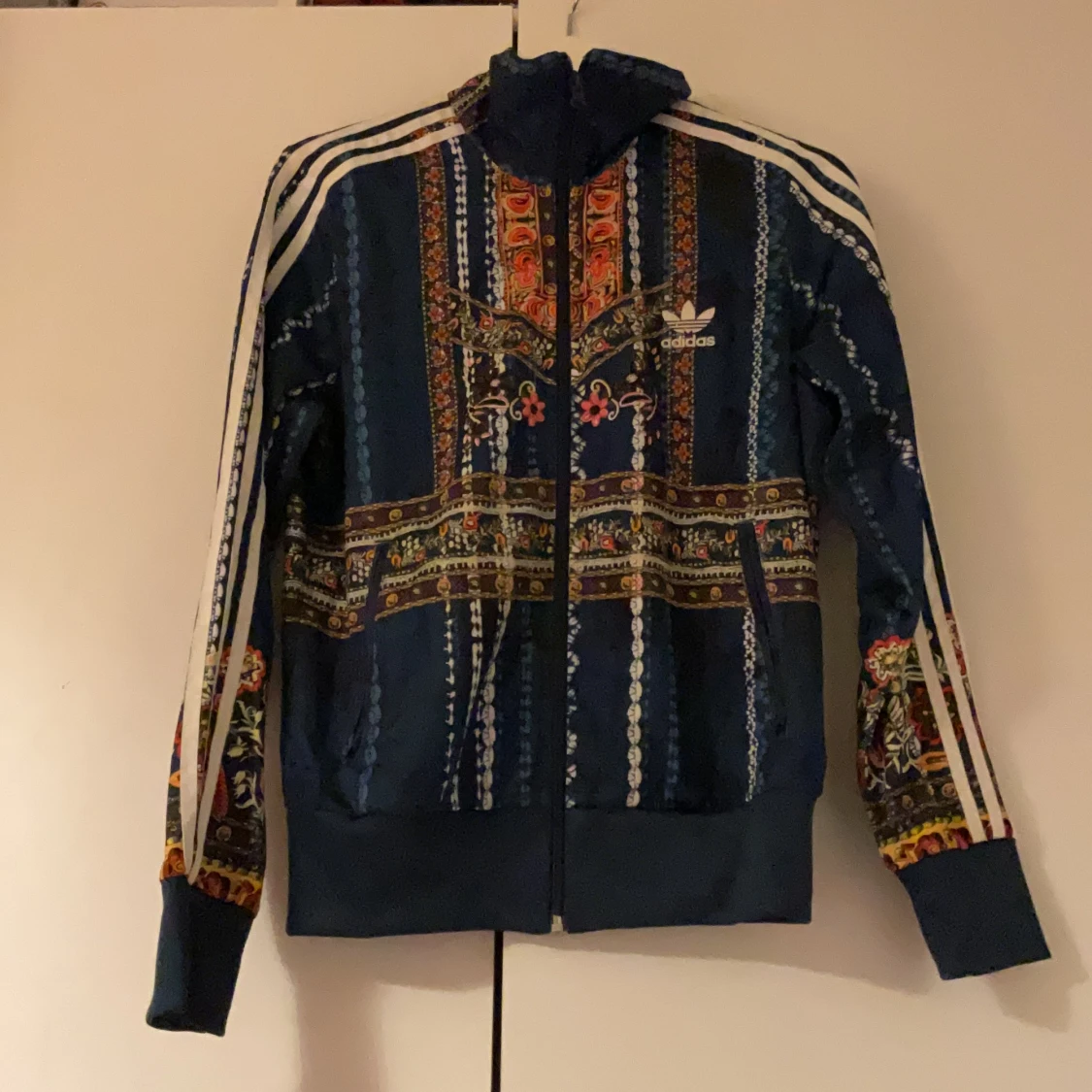 Mönstrad Adidas hoodie med dragkedja
