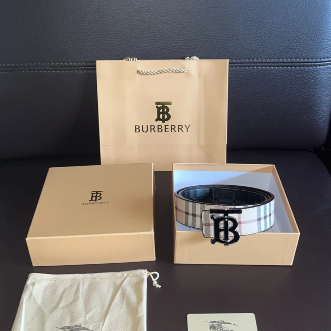 Rutig Burberry bälte med BB-spänne