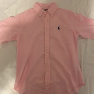 Ralph Lauren skjorta - Fet rosa  Ralph Lauren skjorta i storlek S! Nyskick aldrig använts!😀