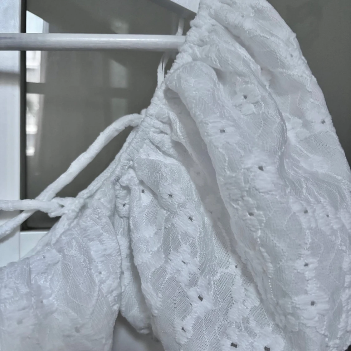 Vit spetsblus med puffärm från Zara - 1