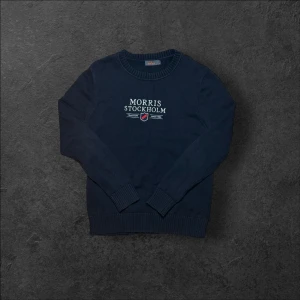 Morris stickad tröja - herr strl M - Säljer en marinblå Morris stickad tröja i storlek M med ”Morris Stockholm” brodering över bröstkorgen   👕 Märke: Morris 📏 Storlek: M 🎨 Färg: Marinblå 📍 Skick: Mycket bra skick (se bilder)  💬 Har du några frågor är det bara att höra av dig! 💰 Vid snabb affär kan priset diskuteras. 📦 Skickar alltid inom 24 timmar!