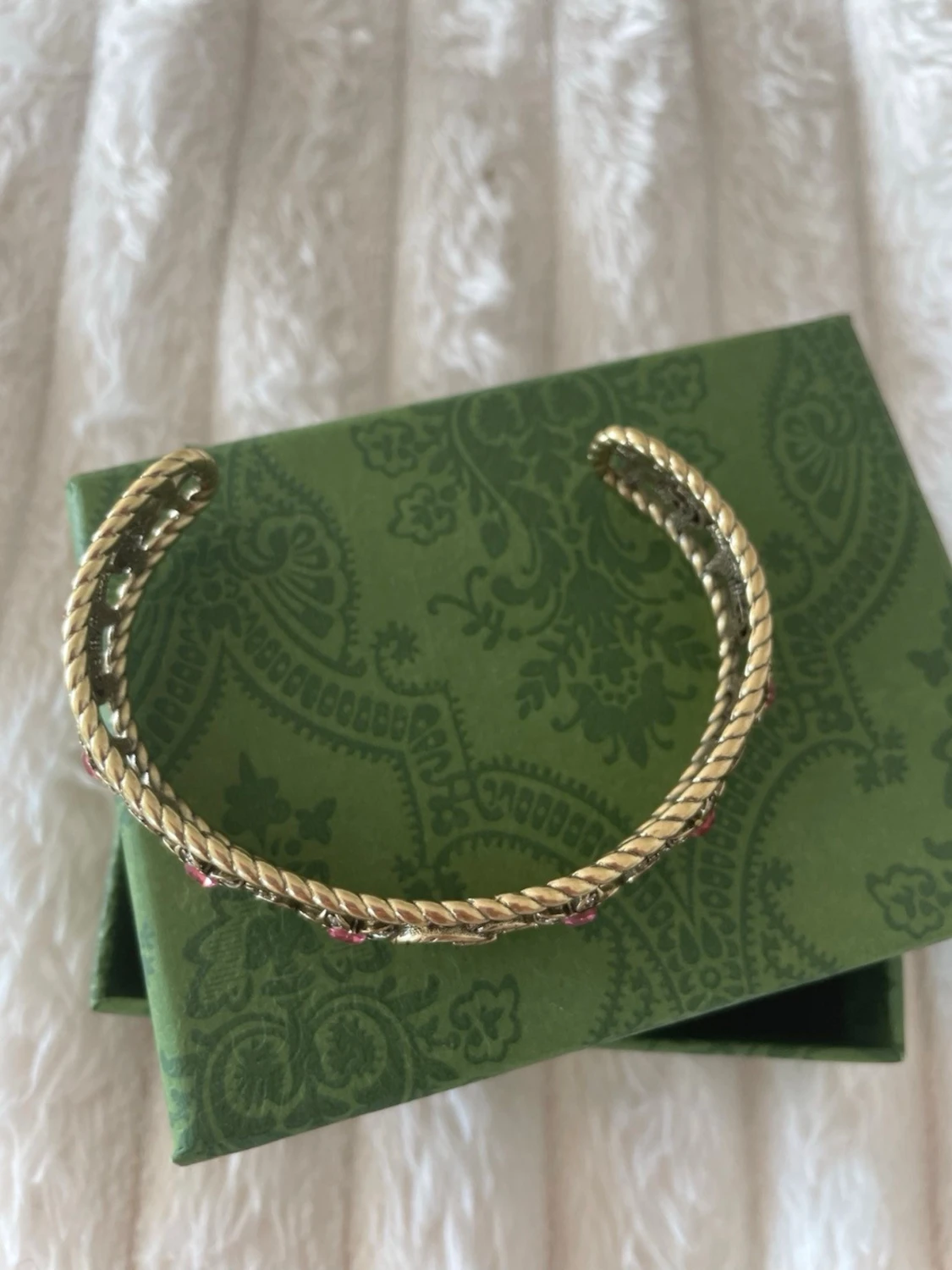 Guldig inspirerat armband med rosa stenar - 3