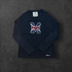 Morris stickad tröja - herr strl M - Säljer en marinblå Morris stickad tröja i storlek M med brodering över bröstkorgen   👕 Märke: Morris 📏 Storlek: L 🎨 Färg: Marinblå 📍 Skick: Mycket bra skick (se bilder)  💬 Har du några frågor är det bara att höra av dig! 💰 Vid snabb affär kan priset diskuteras. 📦 Skickar alltid inom 24 timmar!